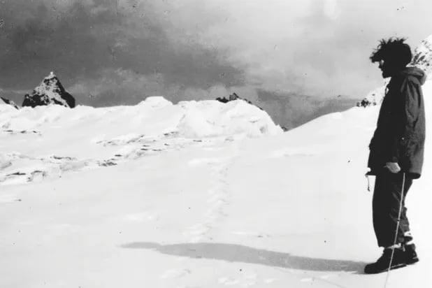 Ward ve Shipton'ın keşif gezisi sırasında çekilen bir başka fotoğraf, karda daha uzun bir ''Yeti'' izi setini gösteriyor.