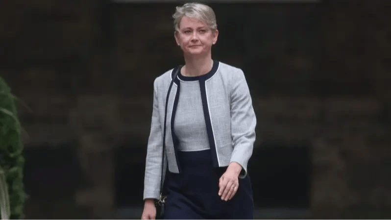 Yvette Cooper İçişleri Bakanı olarak atandı.