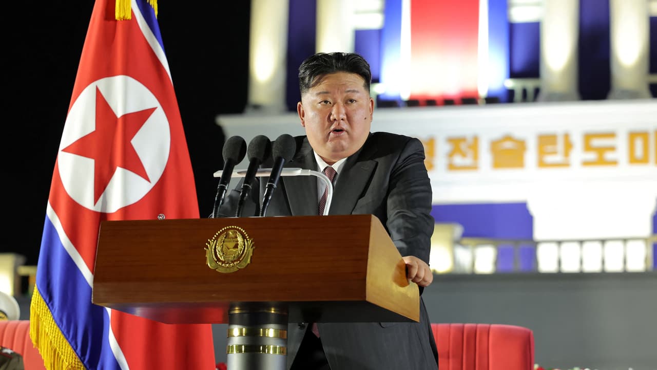 Kuzey Kore lideri Kim Jong Un 250 yeni taktik balistik füze sistemini tanıttı