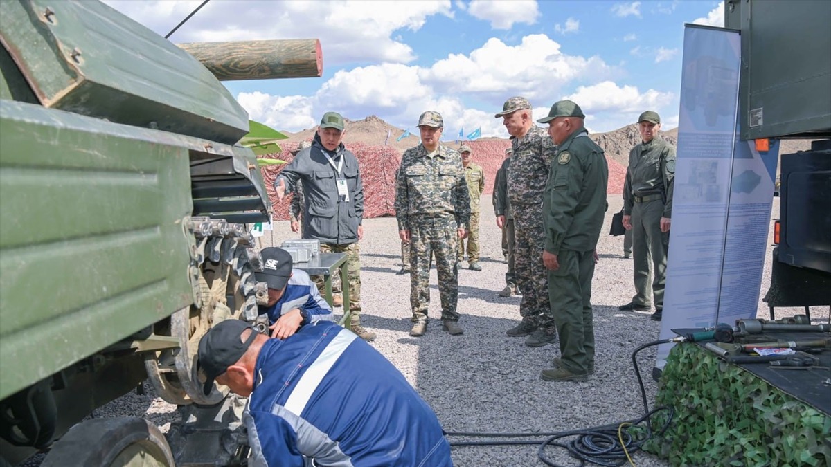 Kazakistan Cumhurbaşkanı Tokayev'e, Türk savunma sanayii ürünleri tanıtıldı