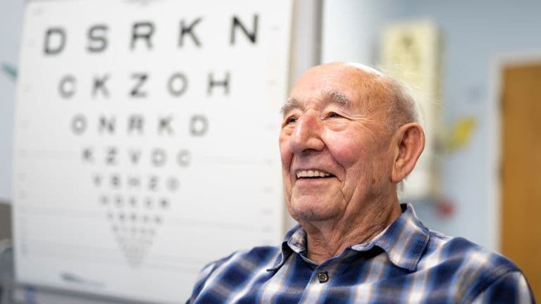 İngiltere'de yapılan ilk yapay kornea nakli 91 yaşındaki hastaya görme yetisini kazandırdı