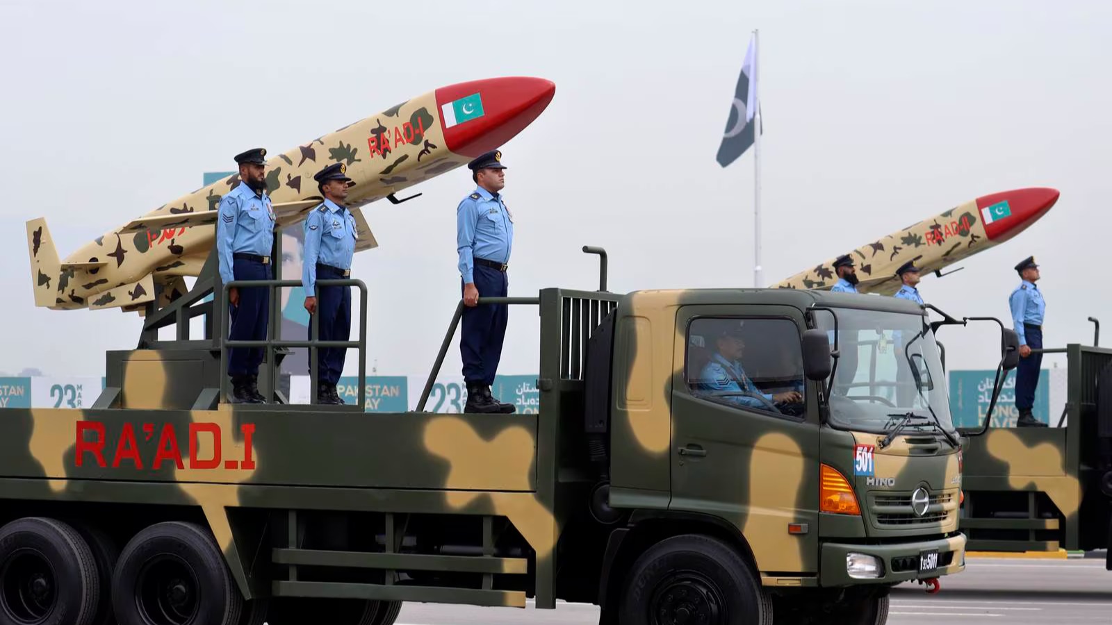 Pakistan uçak ve roket programlarını tanıttı, askeri ekipmanlarını sergiledi