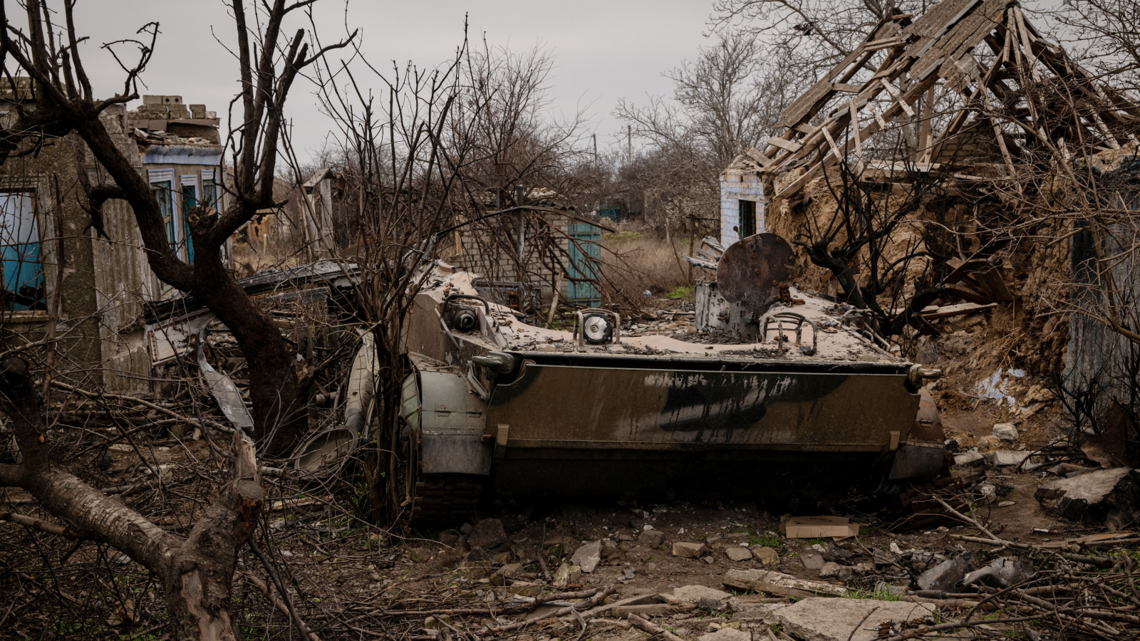 Ukrayna'nın Oleksandrivka Köyü'nde üzerinde Rus "Z" sembolü bulunan bir askeri aracın enkazı (Nicole Tung/The New York Times)