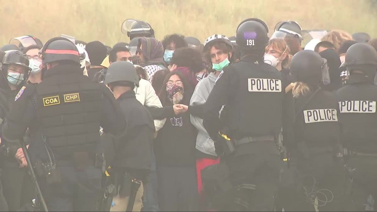 Santa Cruz Üniversitesi'nde Filistin protestolarına polis müdahalesi