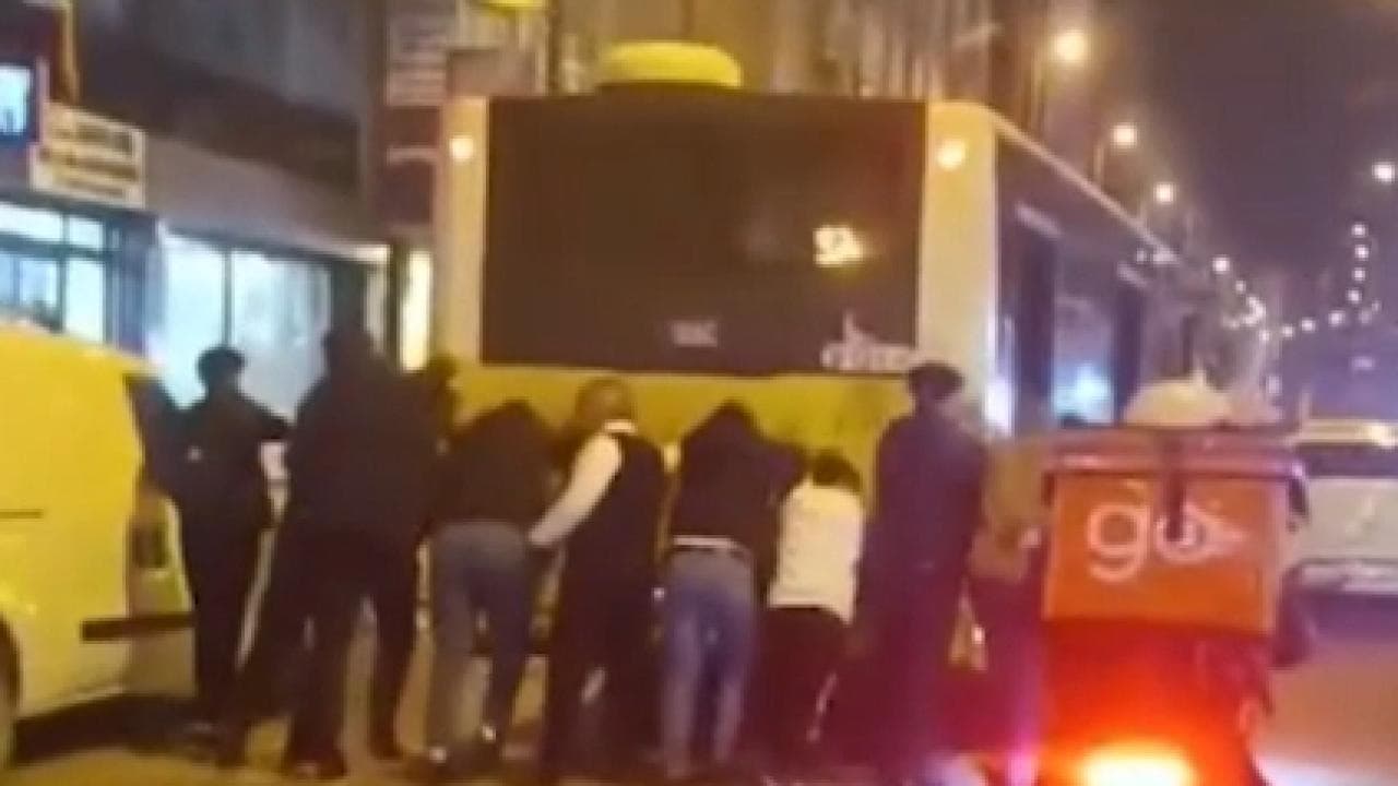 Arızalanan İETT otobüsünü yolcular itti