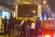 Arızalanan İETT otobüsünü yolcular itti