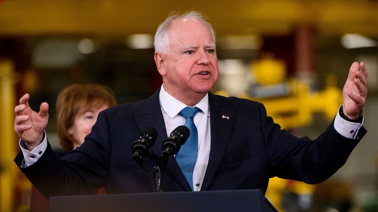 Kamala Harris'in başkan yardımcısı adayı Tim Walz kimdir?