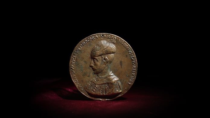 Fatih'in şehzadelik dönemine tarihlenen "tılsımlı madalyon" Londra'da satışa çıkacak