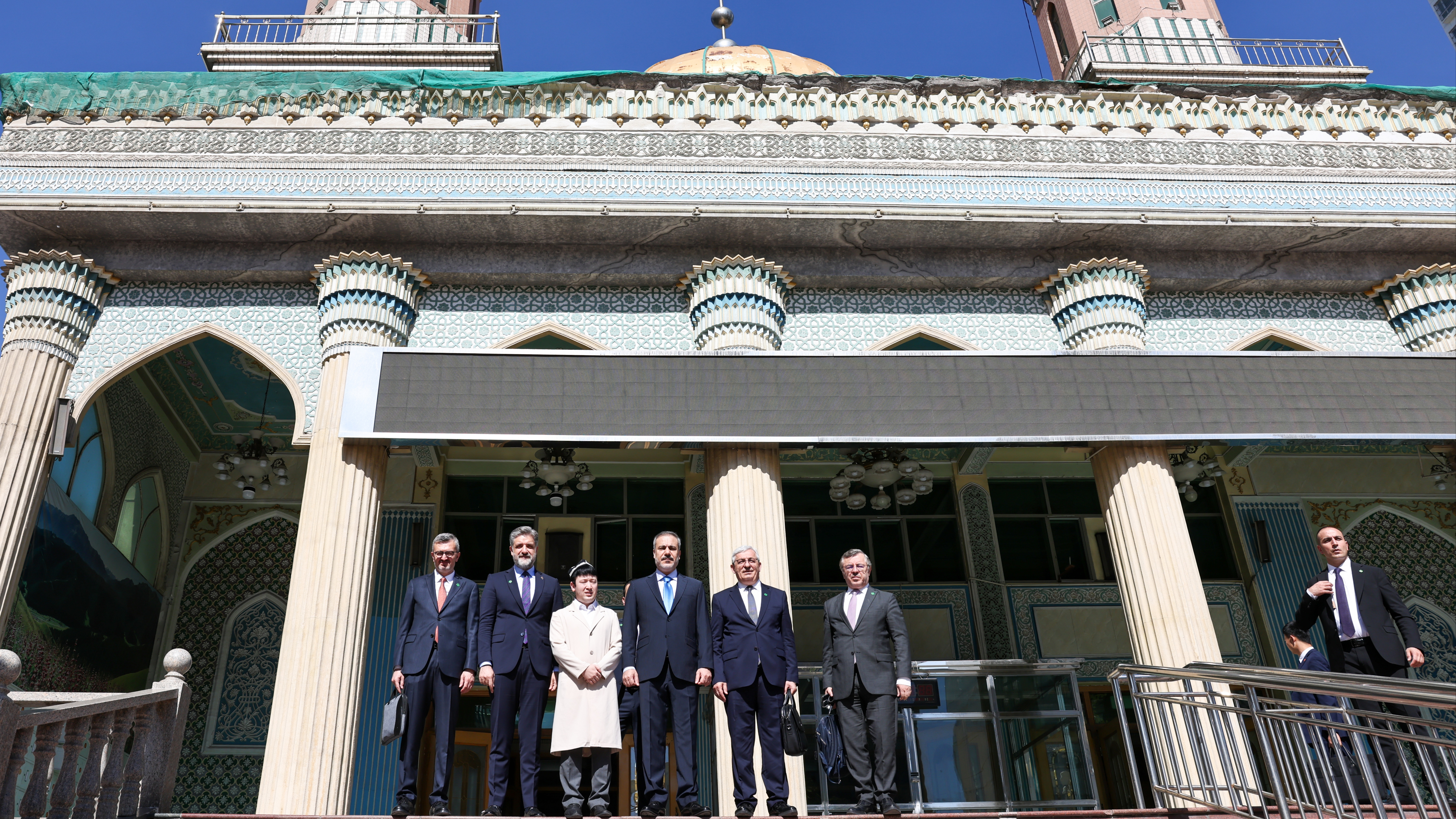 Dışişleri Bakanı Fidan, Urumçi'de Yanghang Camii'ni ve Uluslararası Büyük Pazar'ı ziyaret etti.