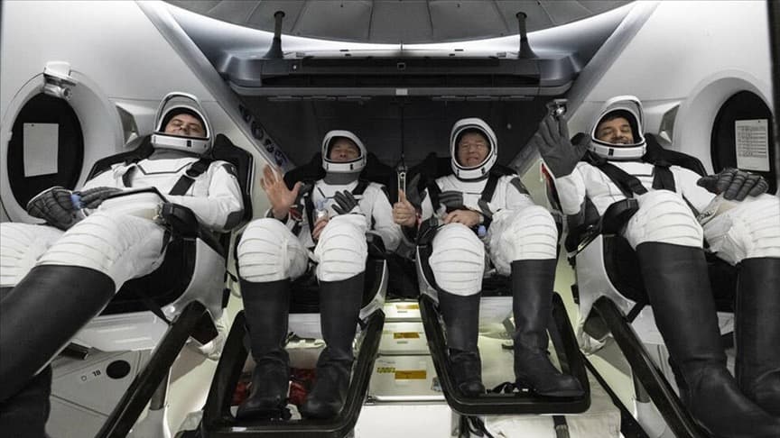 Görevini tamamlayan astronotlar Dünya'ya döndü