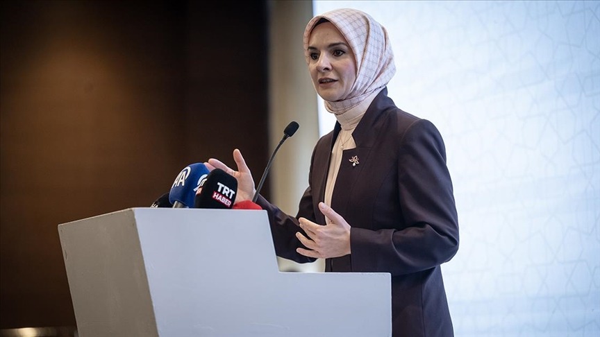 Aile ve Sosyal Hizmetler Bakanı Mahinur Özdemir Göktaş,&nbsp;Ailenin Güçlendirilmesi ve Dinamik Nüfus Yapısı Sempozyumu'nda konuştu. Fotoğraf: AA