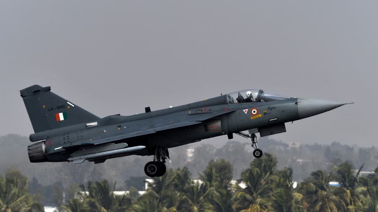 Hindistan, bir yıllık gecikmenin ardından yerli savaş uçağı Tejas teslimatlarına başlayacak