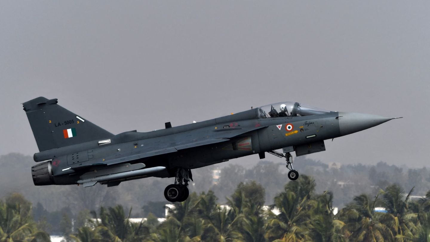 Hindistan, bir yıllık gecikmenin ardından yerli savaş uçağı Tejas teslimatlarına başlayacak