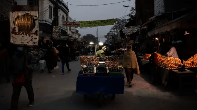 Döviz rezervleri düştü, Pakistan ekonomisi çökmeye yakın