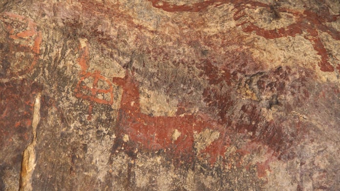 Sivas'ta bir mağarada bulunan resimler gizemini koruyor