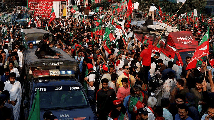 Pakistan'da hükümet, İmran Han'ın partisini yasaklamayı değerlendiriyor