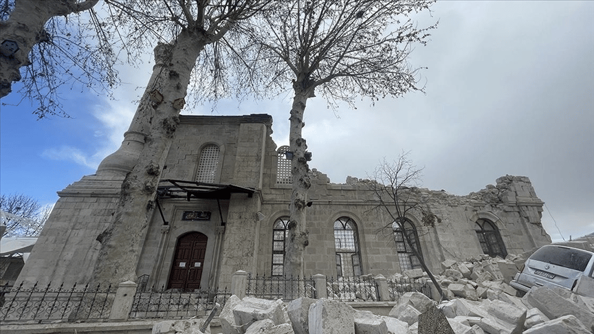 Kaderi depremlerle örülen "Teze Cami" asrın felaketine dayanamadı