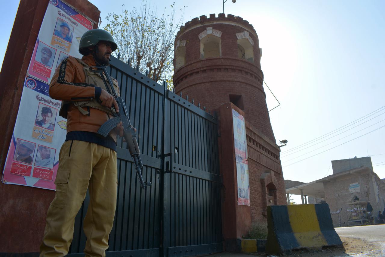 Pakistan'da 48 saat süren rehine krizi