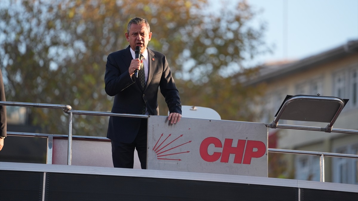 CHP lideri Özel, Esenyurt Belediyesi önündeki mitingde kalabalığa hitap etmişti