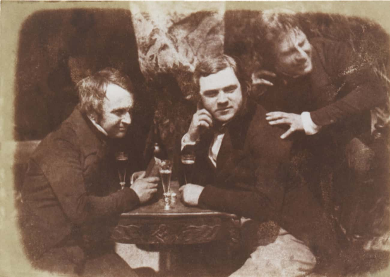 Edinburg'lu bir grup arkadaşı gösteren bu fotoğraf 1844'te çekilmiş.