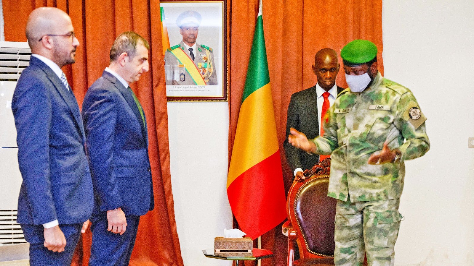 Selçuk Bayraktar ve Haluk Bayraktar’a Mali'den ulusal ni̇şan veri̇ldi̇