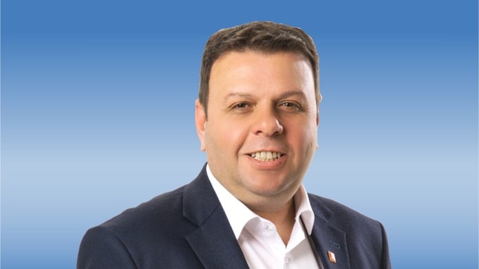 CHP’li vekilin aracından çıkanlar şaşırttı! Ediz Ün kimdir?