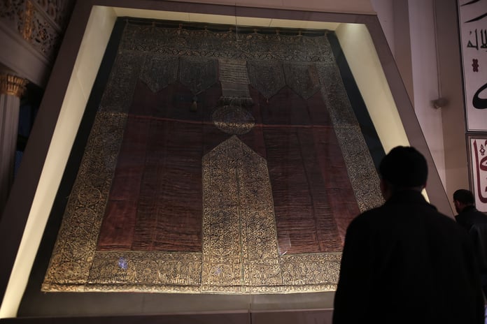 Bursa Ulu Camii'nde sergilenen Kabe örtüsünün altın püskülleri kayıp