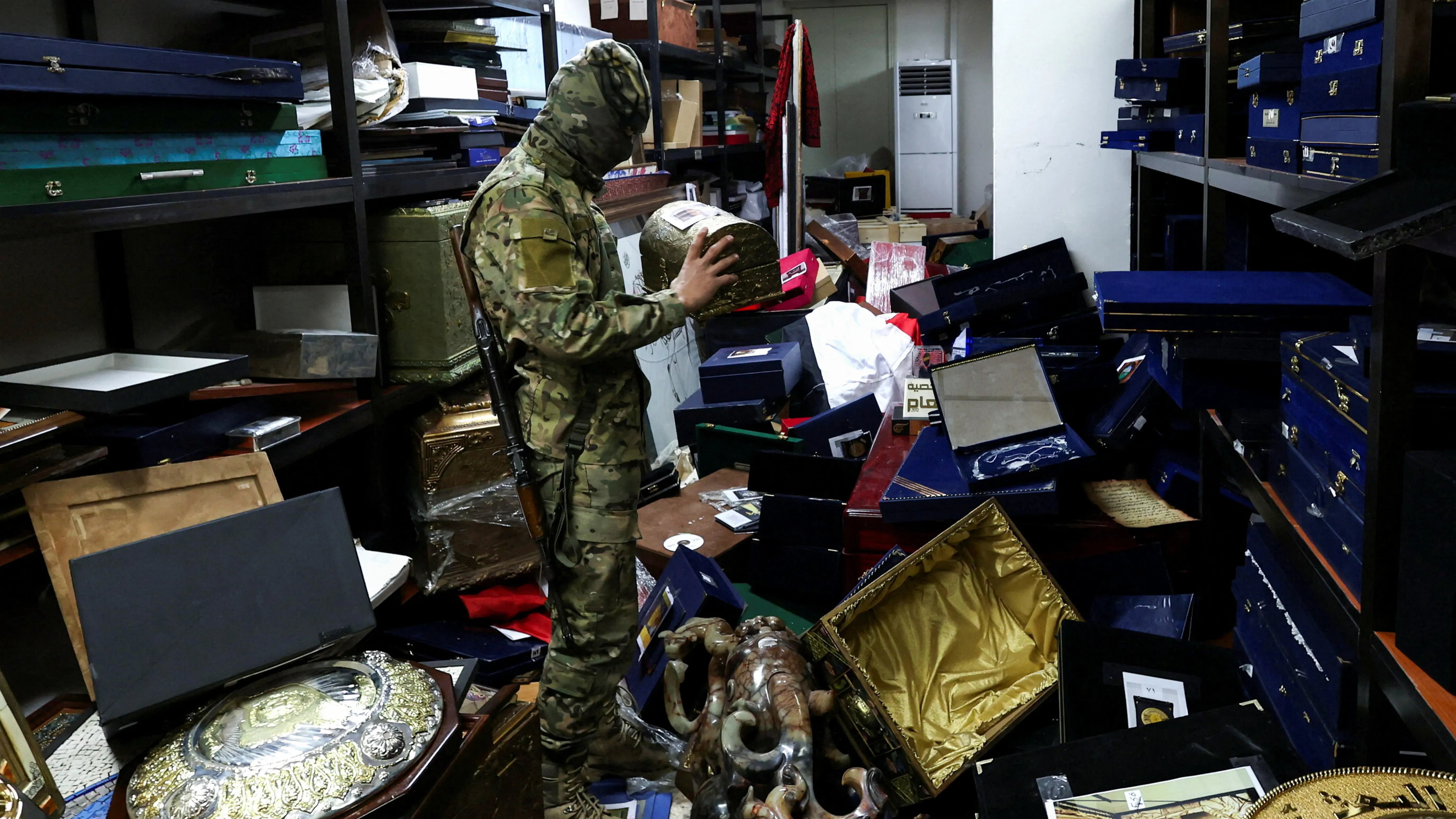 Muhaliflerin başkanlık sarayında arama yaptığı görüntülere ait bir kare. Fotoğraf: AFP