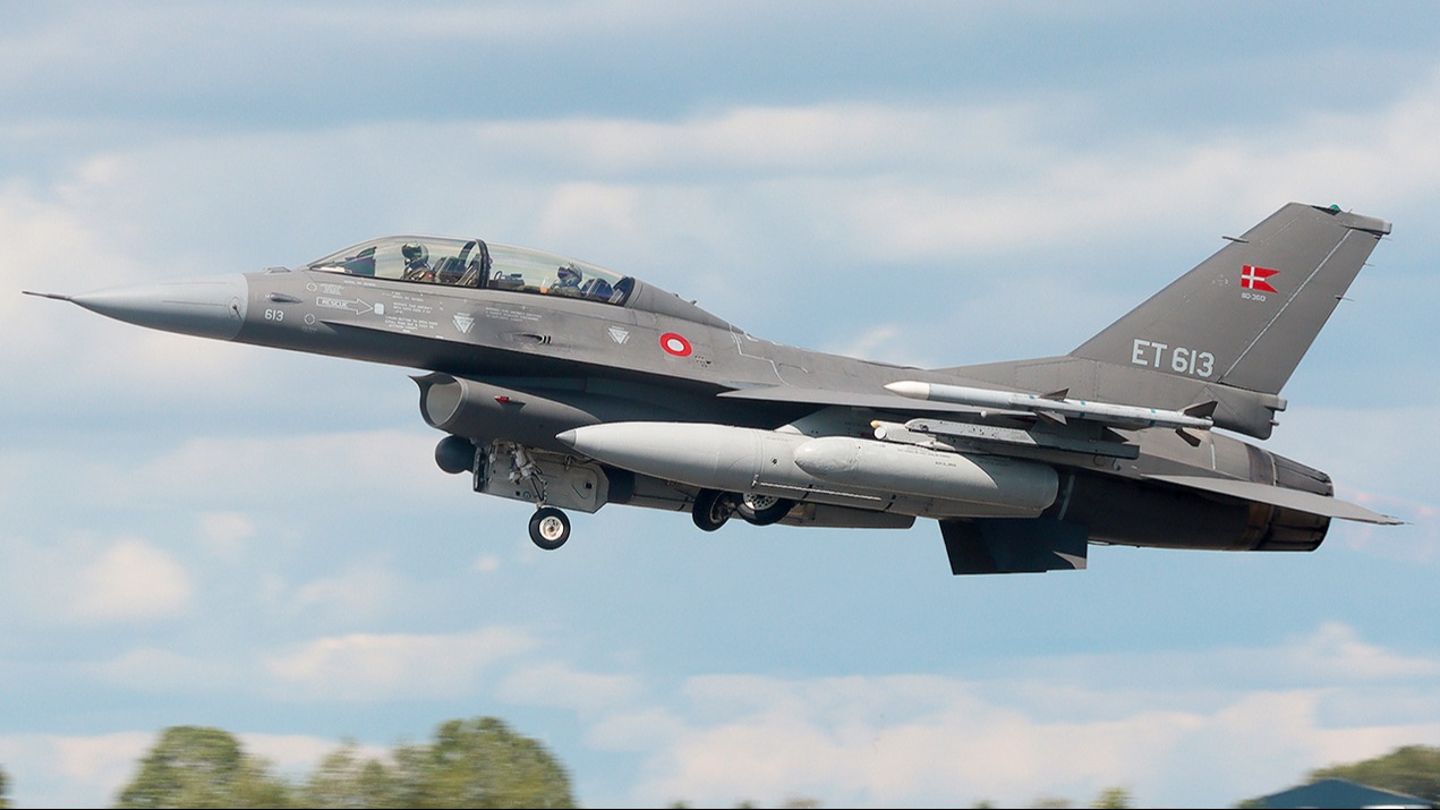 Zelensky Ukrayna'nın 128 F-16 jetine ihtiyacı olduğunu söylüyor