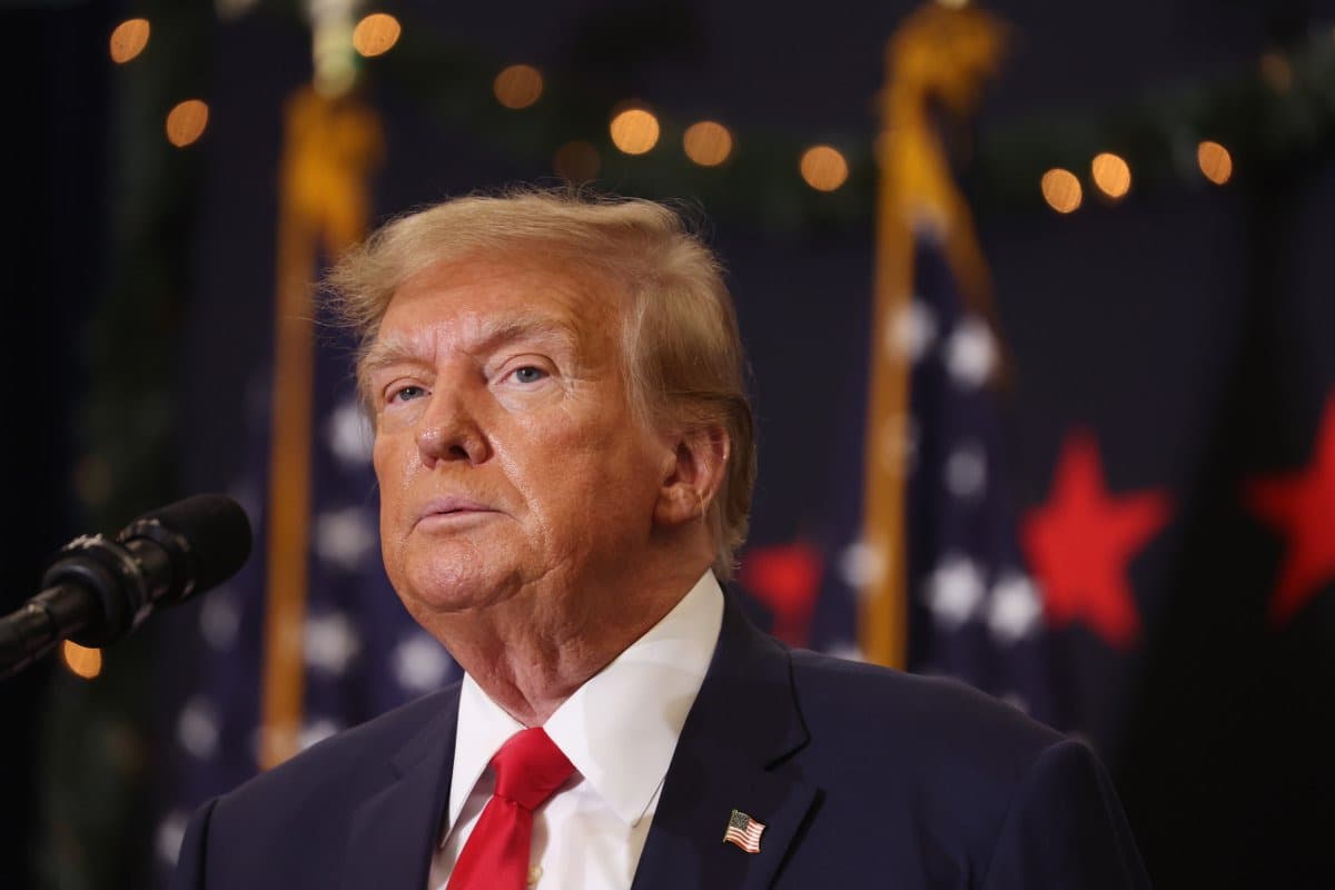 CNN: Eski ABD Başkanı Trump'ın kampanya ekibi sahte oy pusulalarını uçakla Washington'a taşıdı