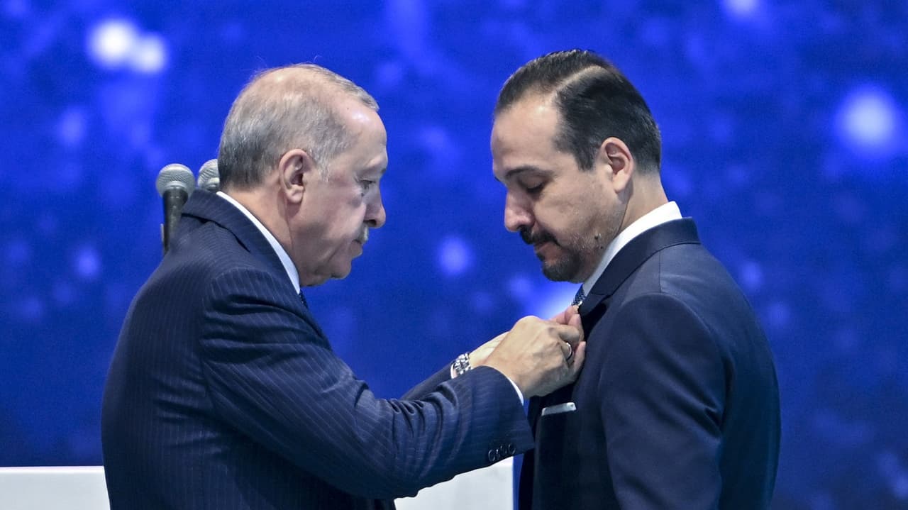 Cumhurbaşkanı Erdoğan, Kürşad Zorlu'ya rozetini taktı!