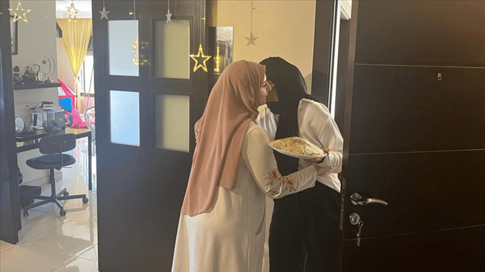 Ürdünlüler iftar yemeğini paylaştıkları "hayır tabağı" geleneğini yaşatmaya çalışıyor