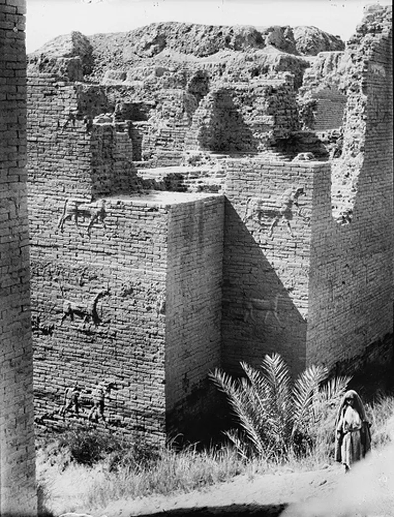 MÖ 6. yüzyılda Babil'i süsleyen İştar Kapısı'nı koruma projesi 2010 yılında 2 milyon dolar hibe aldı. Bu fotoğraf kapının 1932 yılındaki halini gösteriyor. Kapı ilk olarak Kral 2. Nebukadnezar tarafından inşa ettirilmiştir.
