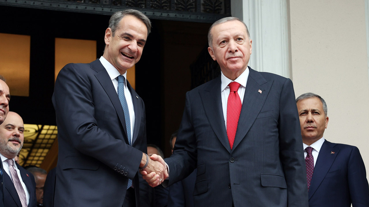 Yunanistan ve Türkiye arasında yıllardır süren gerilimin ardından ilişkileri yoluna koymak için Erdoğan ve Miçotakis "dostane ilişkiler ve iyi komşuluk deklarasyonu" imzaladı. 