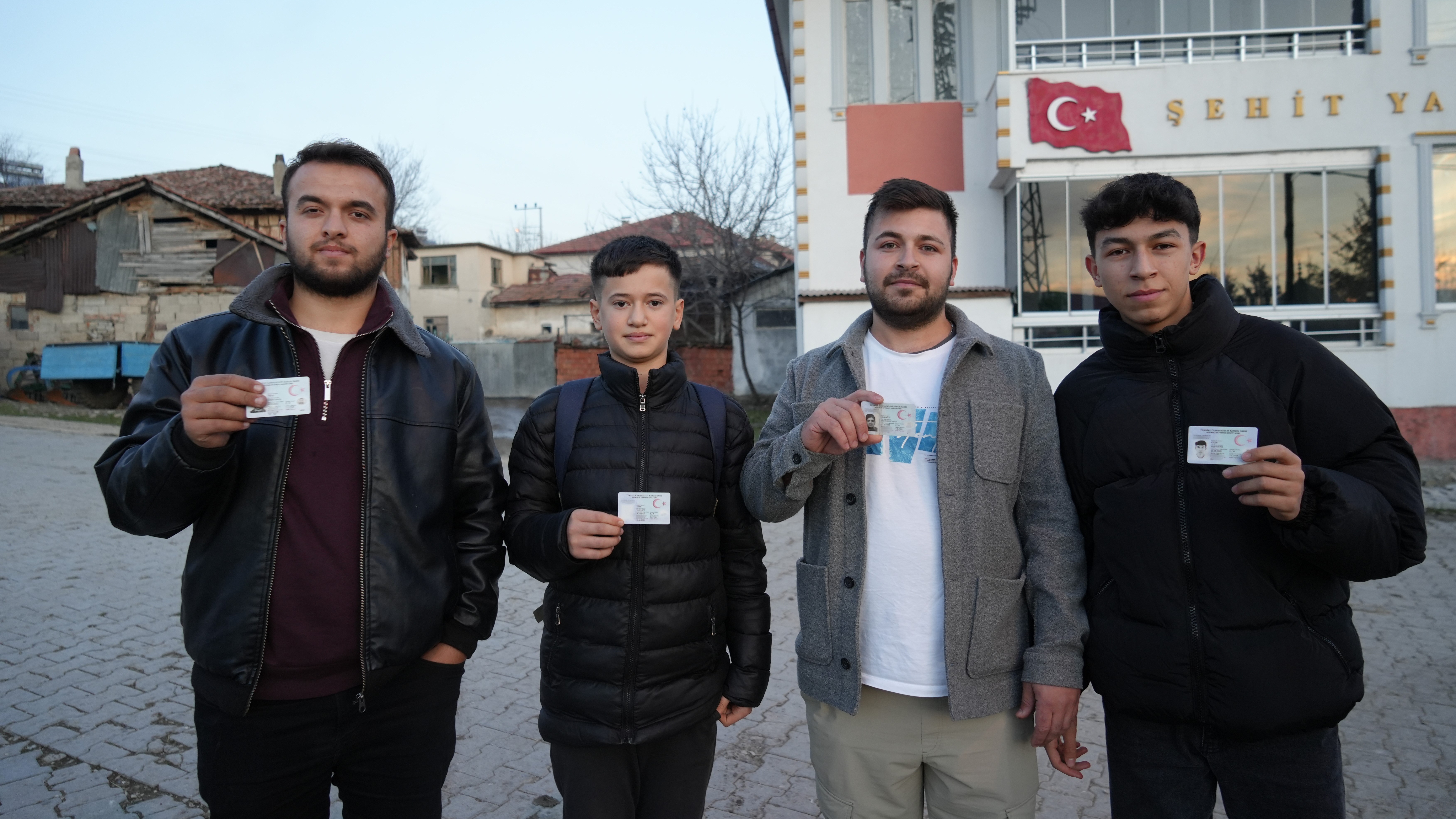 Kimlik kartlarını gösteren Samsunlular. Fotoğraf: İHA