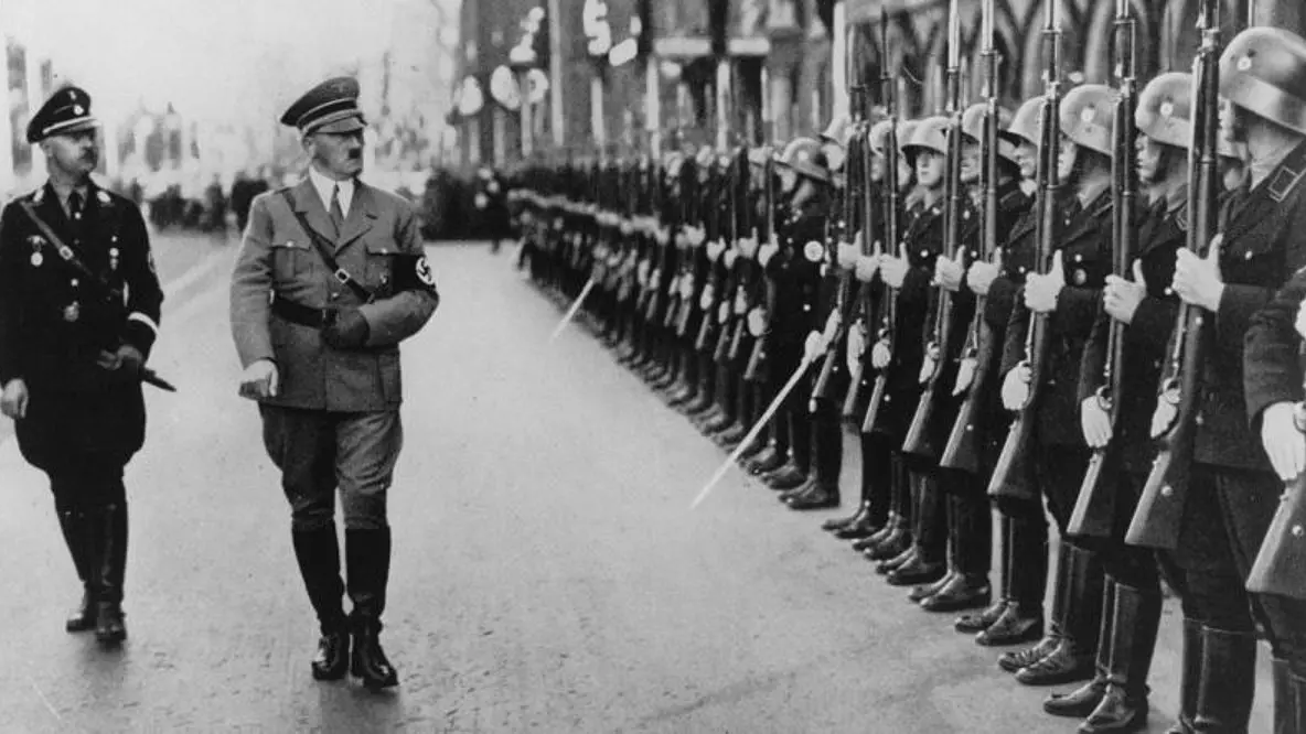 Adolf Hitler SS birliklerini denetliyor
