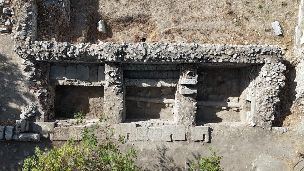 2 bin 400 yıllık Alexandria Troas Antik Kenti'nde temiz su kanalı hattı bulundu
