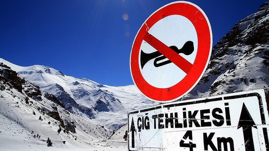 Çığ tehlikesi olduğunu bildiren bir tabela. Fotoğraf: AA