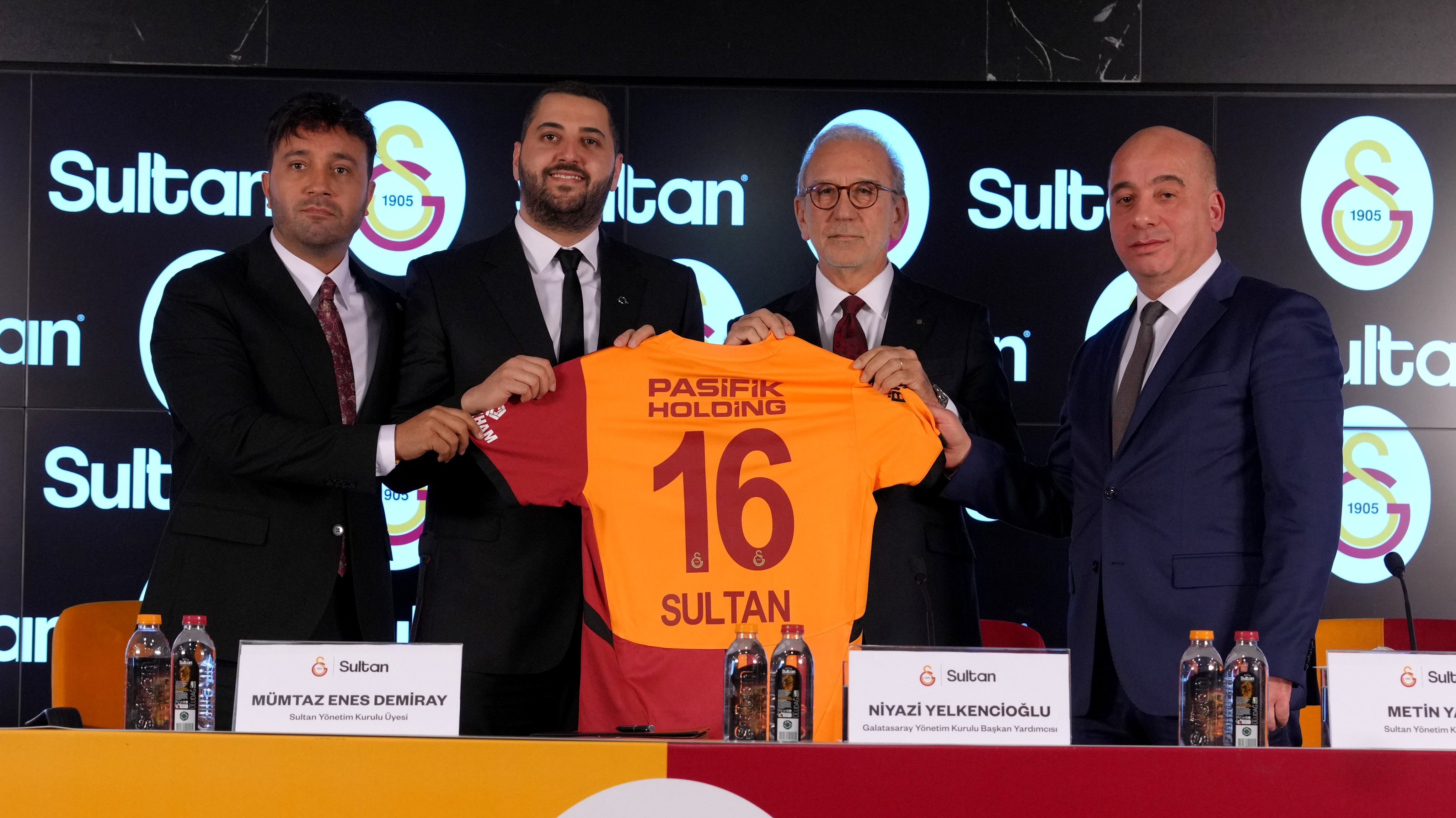 Florya Suyu lansmanı,&nbsp;Sultan Su Yönetim Kurulu Üyesi Mümtaz Enes Demiray, Sultan Su Yönetim Kurulu Üyesi Metin Yazıcı, Florya’nın Suyu Proje Koordinatörü Aytaç Tacar ile Galatasaray Yönetim Kurulu Başkan Yardımcısı Niyazi Yelkencioğlu’nun katılımıyla gerçekleştirildi. Fotoğraf: Galatasaray