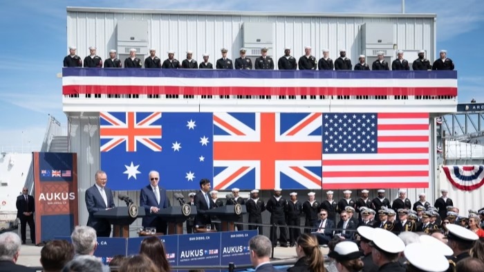 Avustralya Başbakanı Anthony Albanese, ABD Başkanı Joe Biden ve dönemin Birleşik Krallık lideri Rishi Sunak Mart 2023'te ABD'deki San Diego deniz üssünde Aukus anlaşmasını açıkladı
