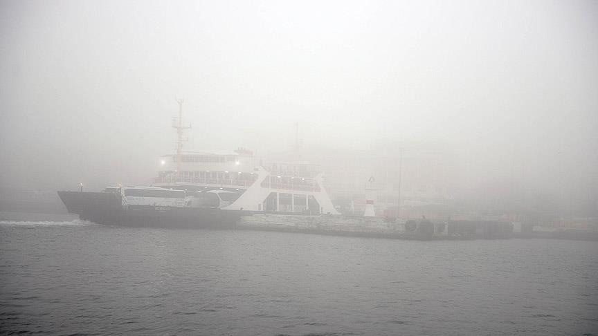Çanakkale Boğazı'nda etkisini artıran yoğun sis, transit gemi geçişlerini durdurdu. Fotoğraf: AA