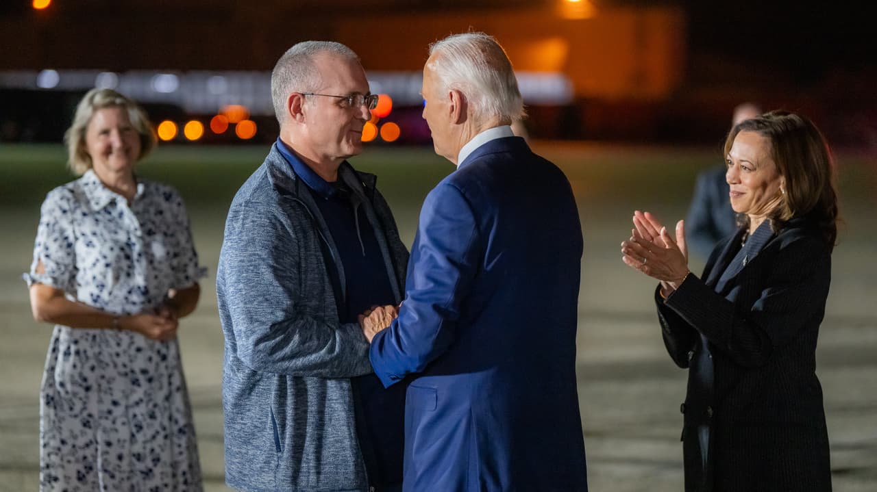 Biden ve Harris, MİT'in takas operasyonuyla dönenleri karşıladı