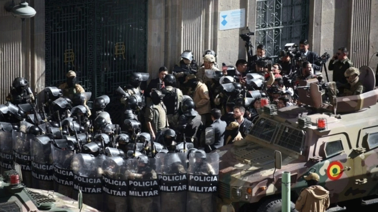Bolivya'da darbe girişiminde bulunan askerler geri çekildi