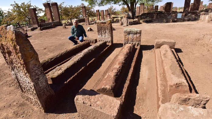 Dünyanın en büyük Türk İslam mezarlığından Selçuklu dönemine ait 6 sanduka gün yüzüne çıkarıldı