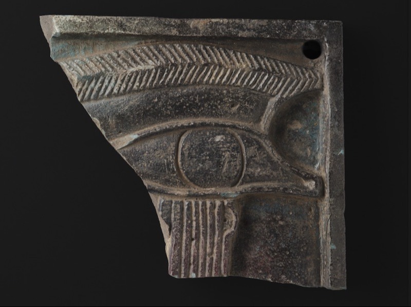 Goring, diğer eski Mısır eserleri arasında Horus’un gözünü gösteren bir heykelcik keşfetti.