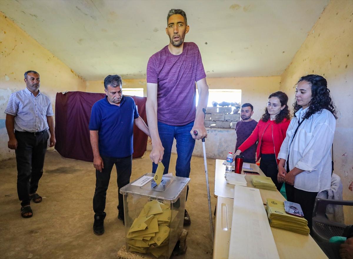 Dünyanın en uzun adamı Sultan Kösen, Mardin'de oy kullandı!