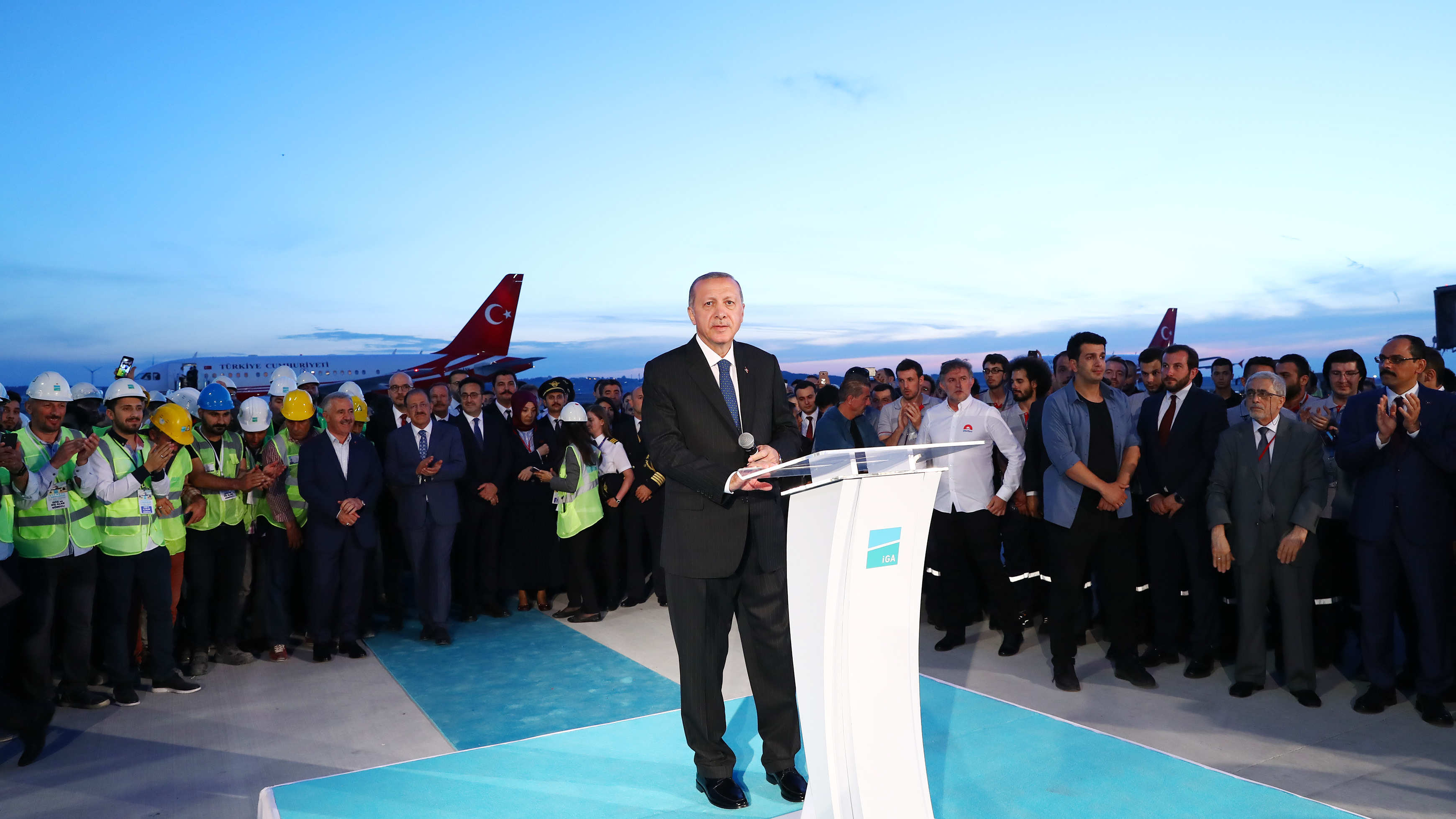  İstanbul Havalimanı 3. pisti açıldı, ilk uçuş iznini canlı yayında Cumhurbaşkanı Erdoğan verdi.