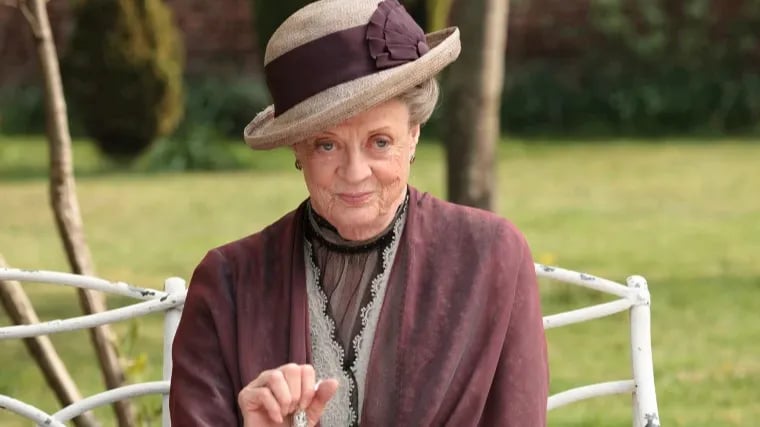Smith, Downton Abbey dizisinde Grantham Kontesi'ne hayat veriyordu
