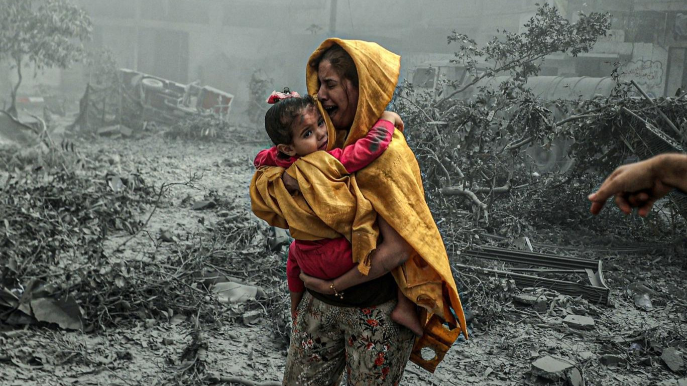 İsrail ordusunun tankları Gazze Şeridi'nin içlerine girerken, bölge gece gündüz bombardımana tutuluyor (AA)