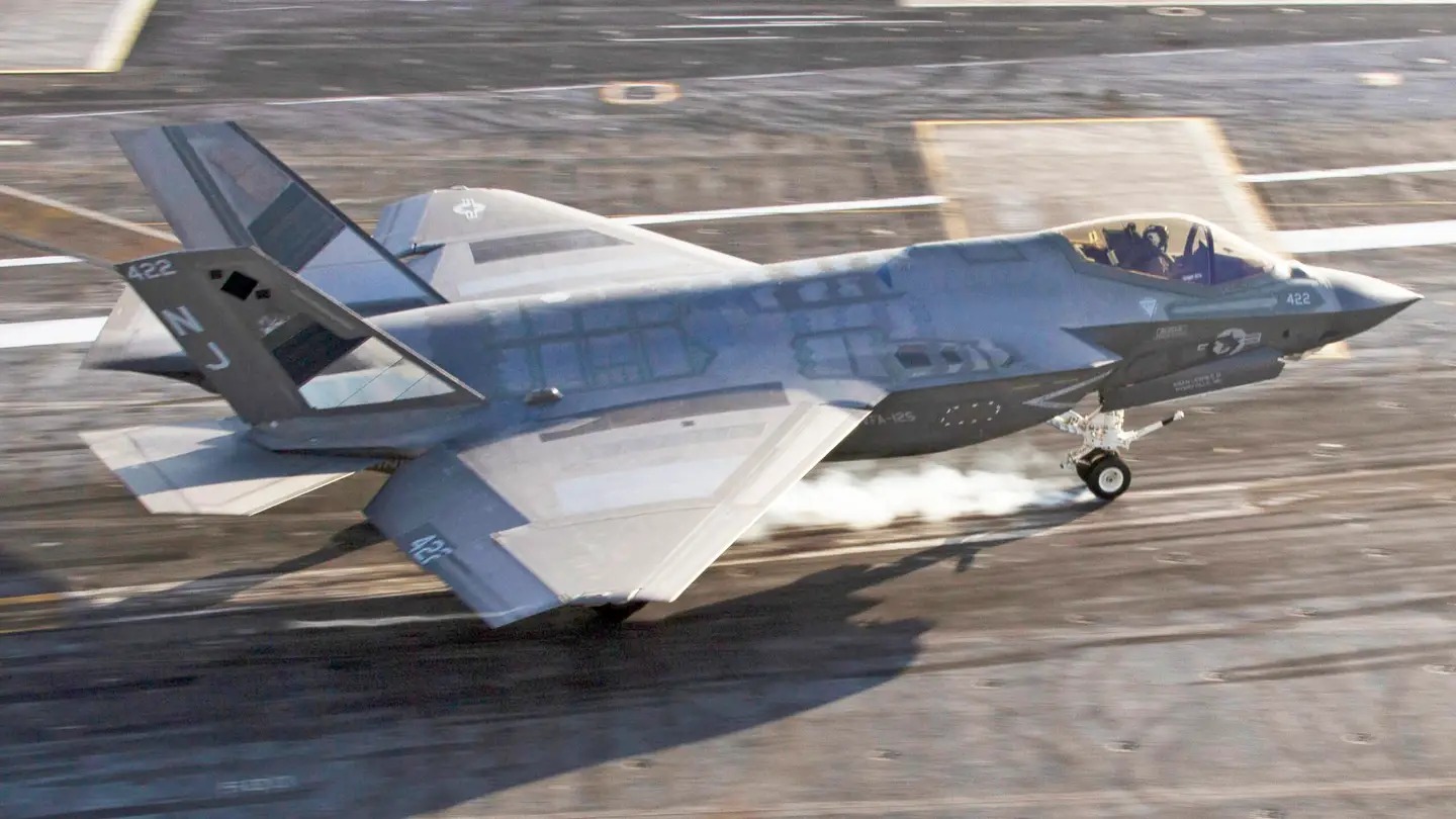 ABD'ye ait F-35C'nin kuyruğunda görülen ayna benzeri kaplamalar ne işe yarıyor?